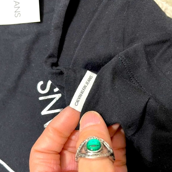 NWT Women's Size Large Calvin Klein Short Sleeve Cropped Logo Print Tee In Black - Picture 6 of 10